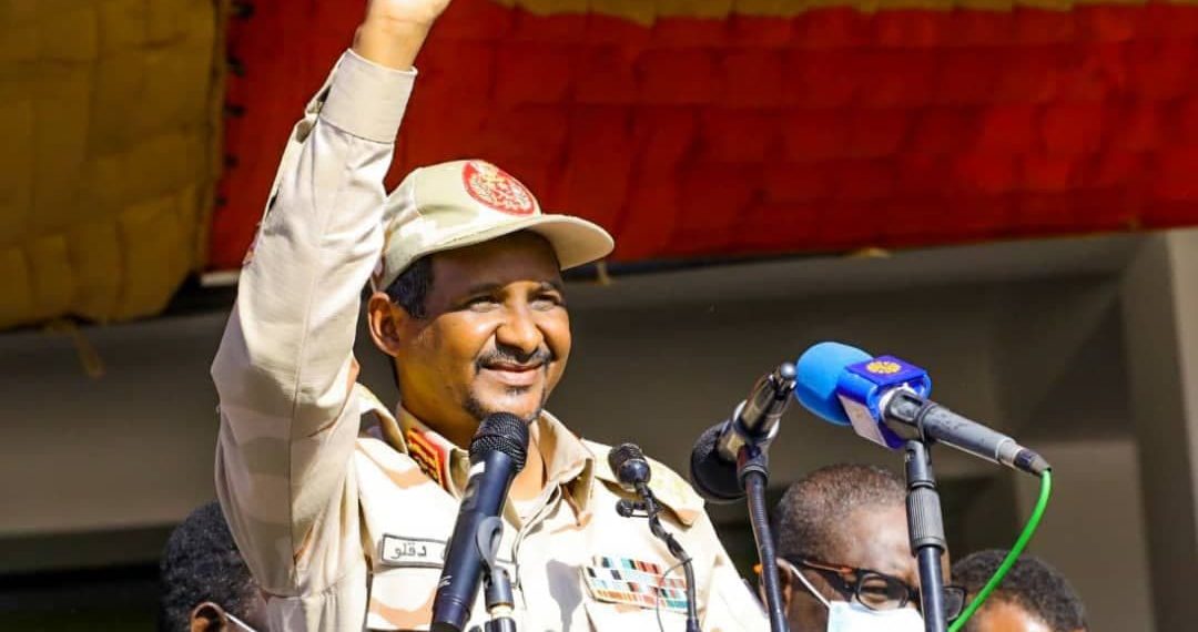 ? في ساحة الحرية ..(حميدتي) يرسل روشتة العلاج