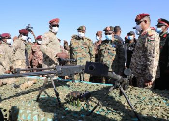 البرهان يتفقد القوات الخاصة بمقرها غرب أمدرمان