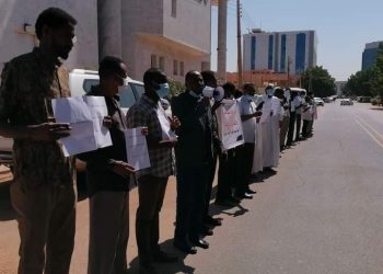 وقفة إحتجاجية أمام السفارة البريطانية لطرد السفير