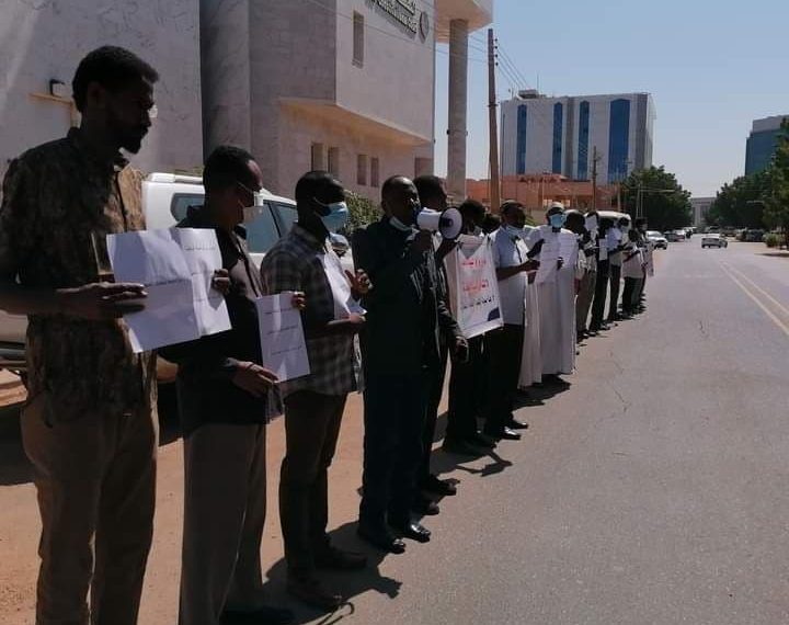 وقفة إحتجاجية أمام السفارة البريطانية لطرد السفير