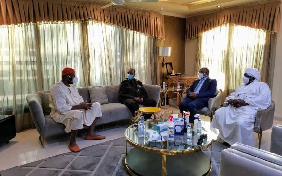 البرهان : يؤدي واجب العزاء في فقيد البلاد الإمام الصادق المهدي