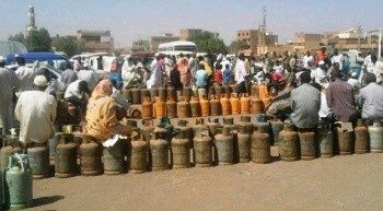 استمرار الصفوف في مستودعات الغاز والمخابز بالولايات والحكومة تفشل في إيجاد الحلول