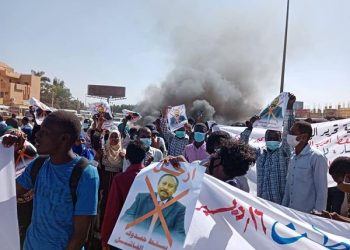 لجان المقاومة بالخرطوم تحرق اعلام الحزب الشيوعي