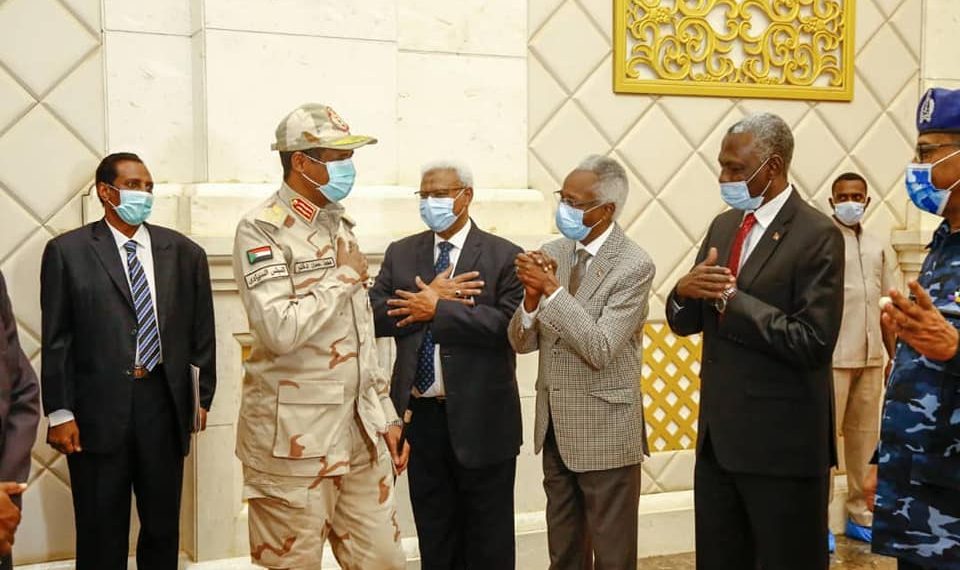 حميدتي : يترأس إجتماع اللجنة العليا لجمع السلاح والعربات غير المقننة