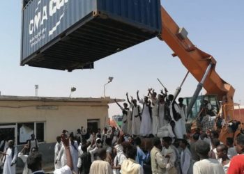وزير الري يتسبب في تظاهرات بميناء بورتسودان ومطالبات باقالته