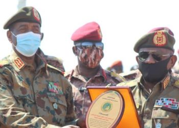 البرهان : الجيش يظل سنداً لكل الشعب وسيعمل  لحماية الوطن ومكتسباته