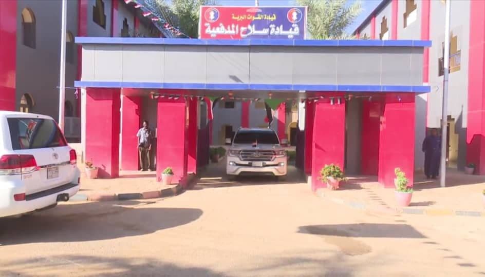 محمد الفكى سليمان يزور قيادة سلاح المدفعية عطبرة