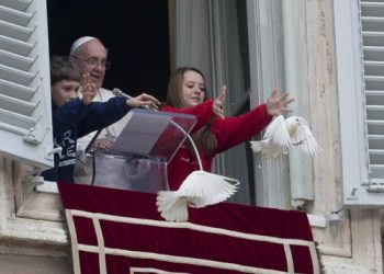 بالصور : بابا الفاتيكان يحتفل بنهاية العام ٢٠٢٠ واستقبال العام الجديد بإطلاق حمامتين للسلام …. ولكن حدث أمر صدم العالم