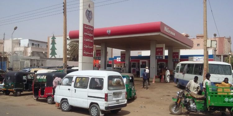 بعد يومين من قرار (الطاقة) توقف مفاجئ لأغلب محطات الوقود بالخرطوم
