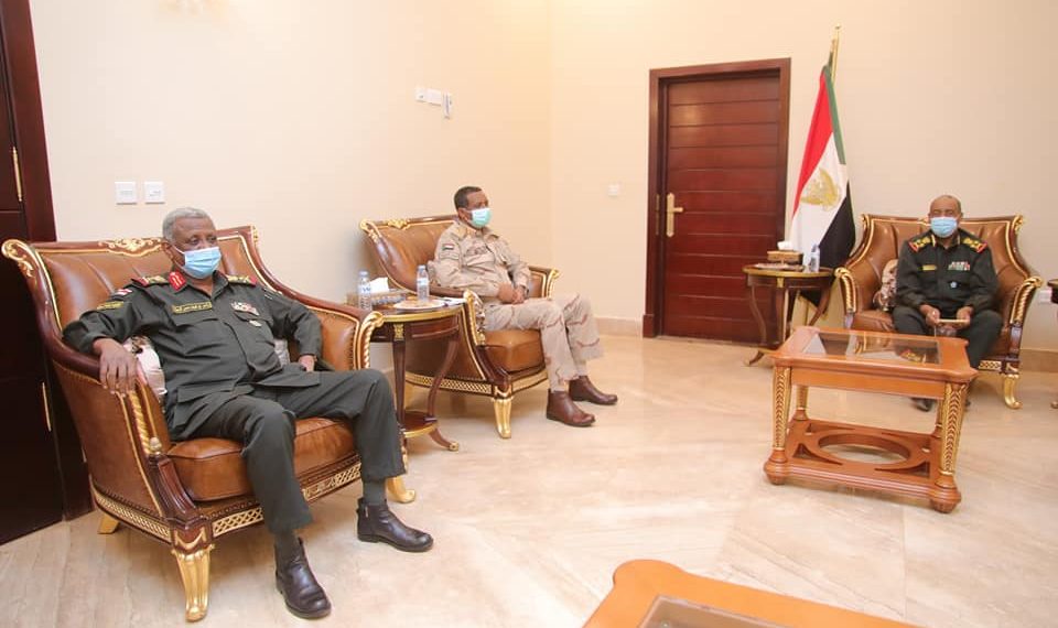 البرهان والمكون العسكري بالسيادي يطلعون علي تطورات احداث مدينة الجنينة