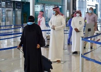 السعودية تفتح معابرها الجوية والبرية والبحرية.. وتحدد شروط الدخول إلى البلاد