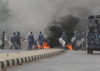 التفاصيل كاملة : شرطي يقتل مواطن بالرصاص ويتسبب في مواجهة بين الشرطة والمتظاهرين واغلاق تام للسواق بعطبرة