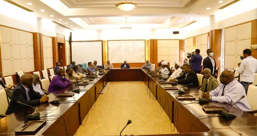 عضو السيادي د.صديق تاور يلتقي مجموعة مبادرة ديل أهلي لدعم المتاثرين بأحداث الجنينة