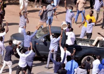 متظاهرون بود مدني يمنعون الوالي من الخروج من مكتبه احتجاجا على التردي المعيشي