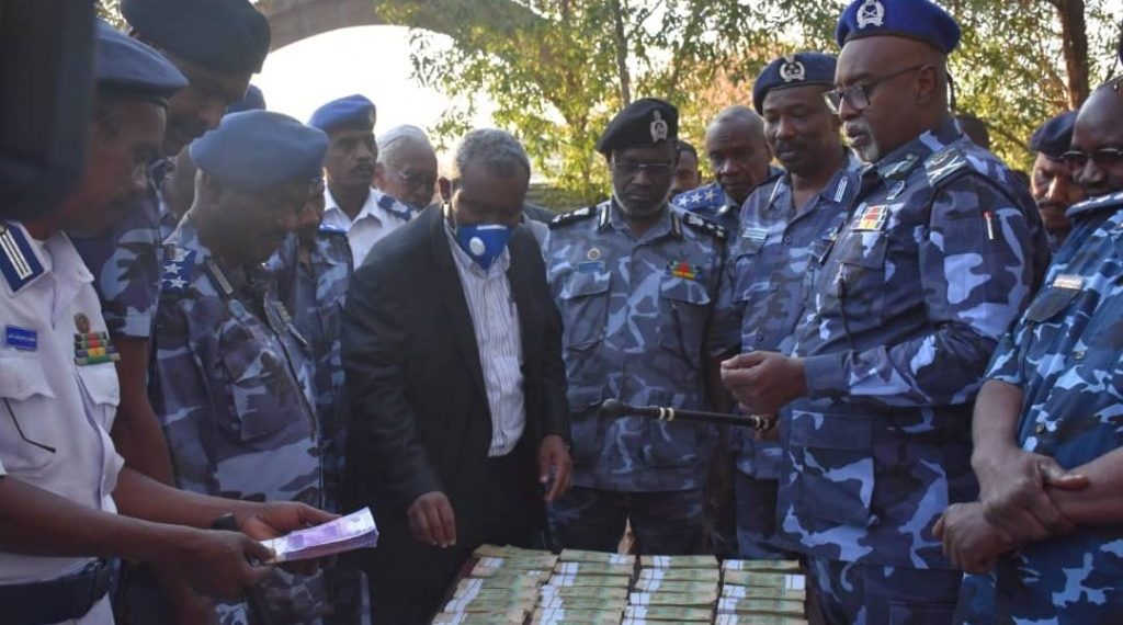 إيقاف شبكة تزييف بحوزتها”260.1″ مليون جنيه سوداني