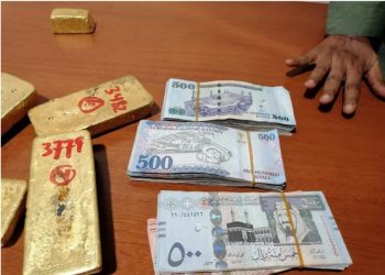 ضبط ذهب وعملات أجنبية وحبوب هلوسة مخبأة مع آيات قرآنية