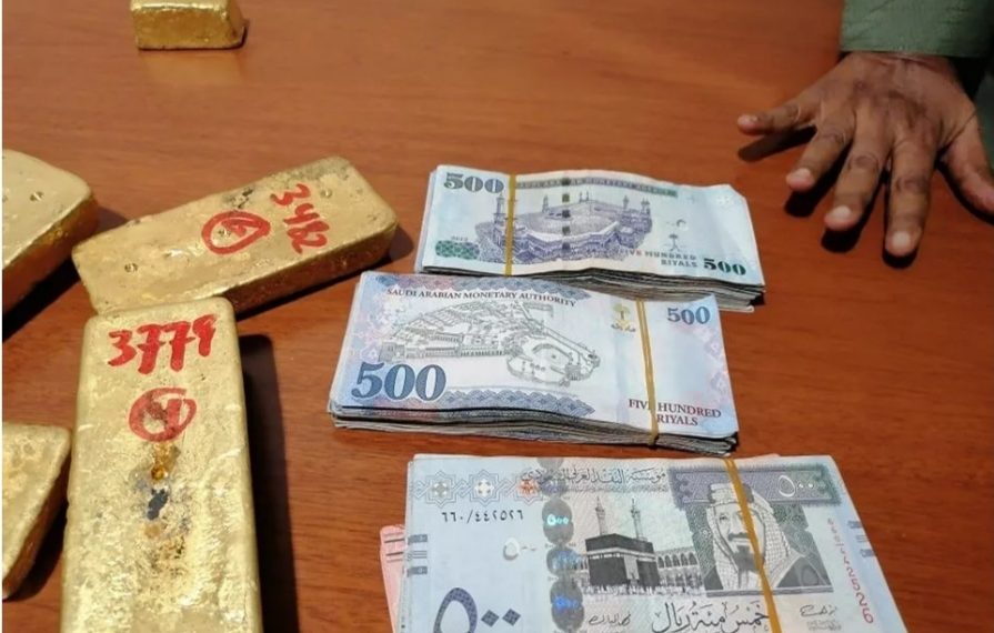 ضبط ذهب وعملات أجنبية وحبوب هلوسة مخبأة مع آيات قرآنية