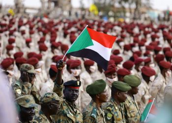 القوات المسلحة : لن نرفع بندقية بالداخل وسترون قريباً جيشاً موحداً ويمتدح اتفاق السلام