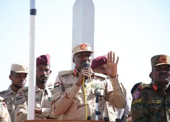 عضو الوفد الإتحادي لمعالجة أحداث الجنينة الفريق عبدالرحيم دقلو يشيد بالوقفة الوطنية للقوات النظامية في إحتواء الأحداث