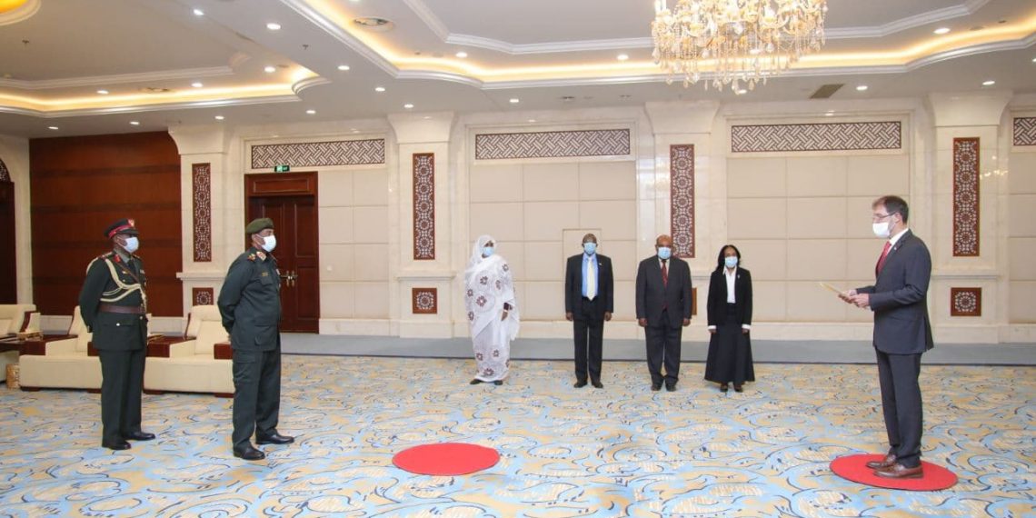 رئيس مجلس السيادة يتسلم اوراق اعتماد سفراء عدد من الدول