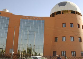 رئيس نادي قمة شهير يتزوج من فتاه عرفياً ويخفي نفسه !!