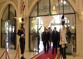 رئيس مجلس السيادة يستقبل الرئيس المصري عبد الفتاح السيسي بالقصر الجمهوري