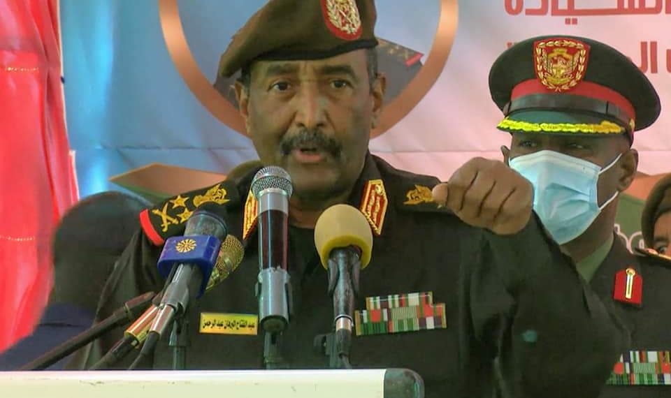 البرهان يؤكد عزم القوات المسلحة لبناء وطن قوى وحر وعزيز
