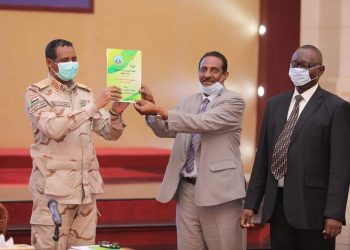 حميدتي يتسلم توصيات سمنار جمع السلاح ويتعهد بالعمل على متابعتها وتنفيذها