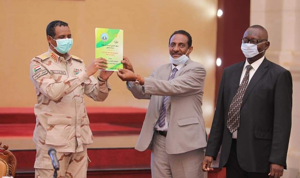 حميدتي يتسلم توصيات سمنار جمع السلاح ويتعهد بالعمل على متابعتها وتنفيذها