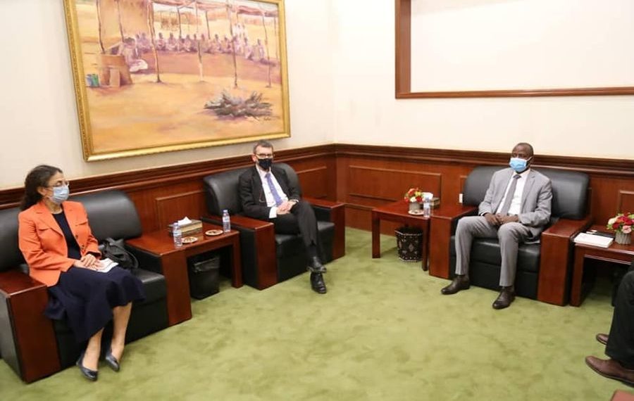 عضو مجلس السيادة دكتور الهادى ادريس يلتقي رئيس بعثة يونيتامس فى السودان