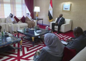 البرهان يلتقي رئيس مجلس الشورى القطري بالدوحة