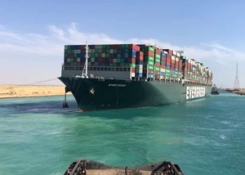 بعد جنوح العملاقة : قناة السويس تتنفس اليوم بالعشرات من السفن