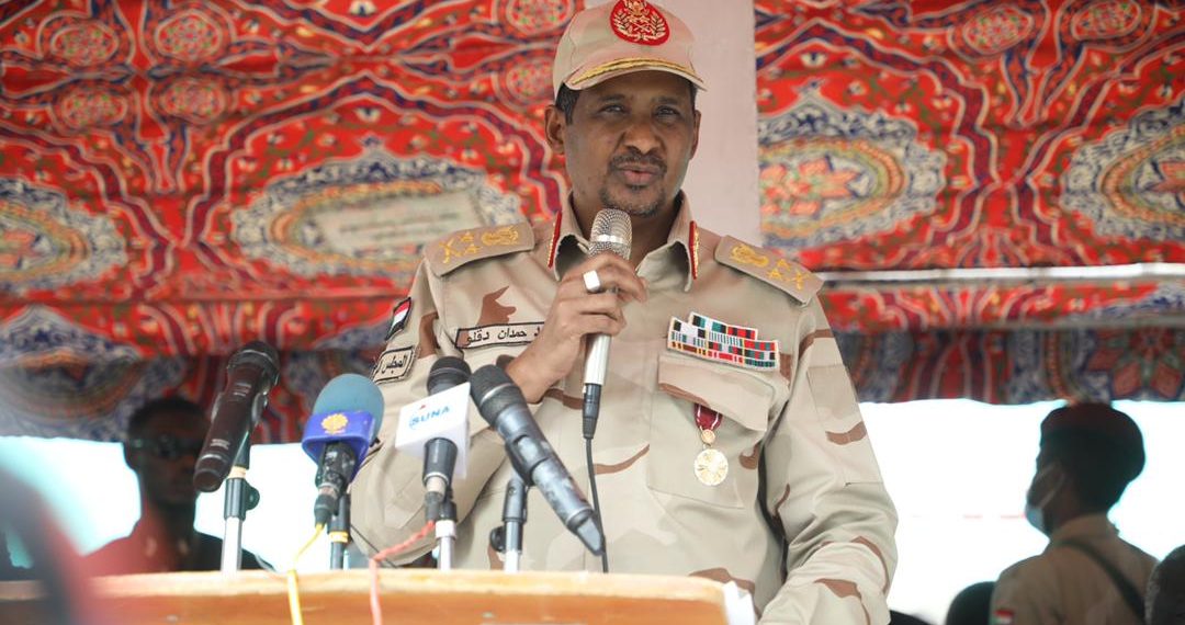 حميدتي يحذر من الرتب الوهمية ويدعو لعدم ارتداء الكداميل