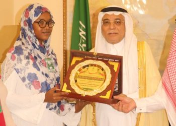 السفير السعودي يكرم الطالبة لدن بمنحة بالجامعات السعودية ومبلغ مالي