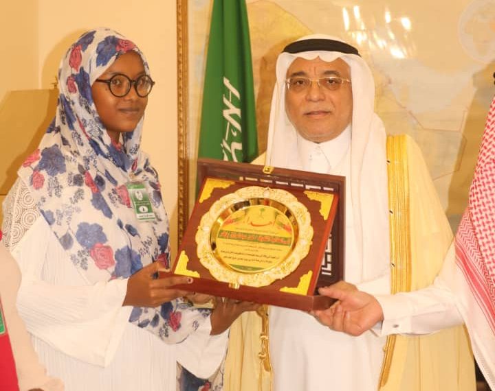 السفير السعودي يكرم الطالبة لدن بمنحة بالجامعات السعودية ومبلغ مالي
