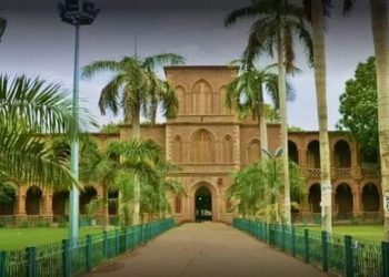 مدير جامعة الخرطوم تصدر قراراً بمساواة رواتب الأساتذة المعاشيين بأعضاء هيئة التدريس، وقالت إن القرار ساري اعتباراً من 1 أغسطس.