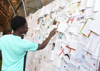 نادي أرسنال || قام ببناء حائط يضم رسائل الدعم التي كتبها الجمهور لبوكايو ساكا بعد العنصرية التي تعرض لها اللاعب في نهائي اليورو الذي خسرة الإنجليز