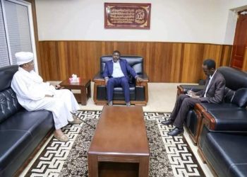 عضو مجلس السيادة الأستاذ الطاهر حجر يلتقي رئيس مسار الوسط التوم هجو