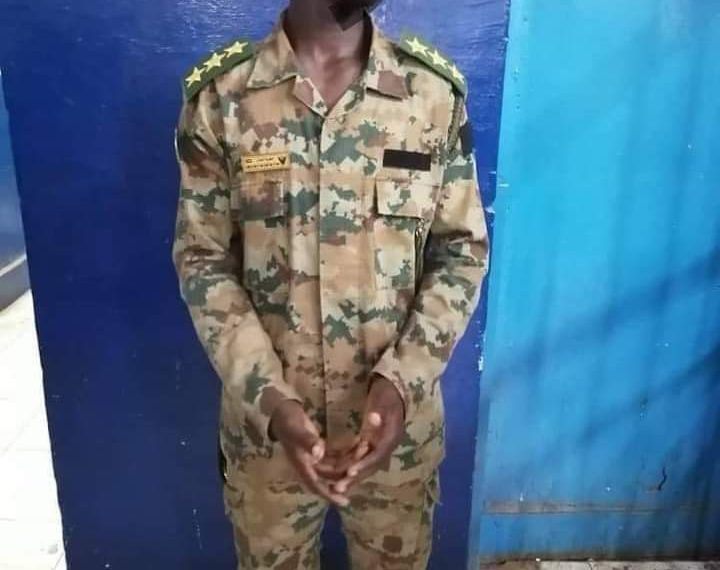 توقيف متهم بانتحال شخصية ضابط بالجيش بمجمع الجمهور يخدم المواطنين (بالكسرة )