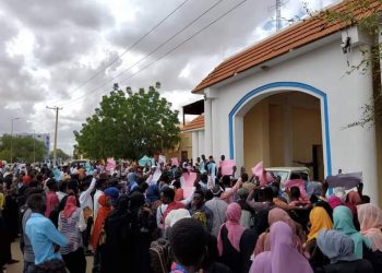 ⭕ مظاهرات طلابية حاشدة أمام المنزل الرئاسي بالفاشر تنديدا لاحداث كولقي