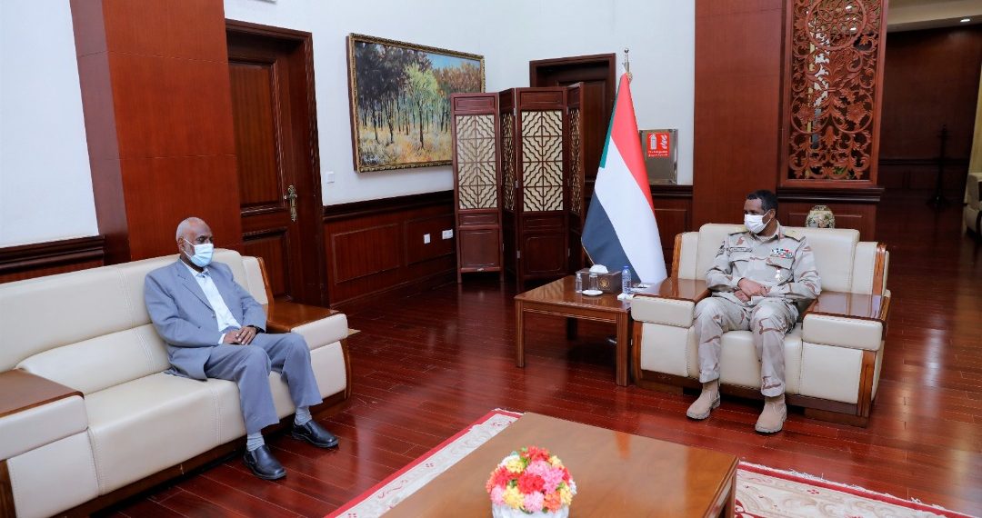 لدى لقائه والي شرق دارفور النائب الأول يؤكد اهتمامه بمتابعة انفاذ المشروعات الخدمية والتنموية بالولاية