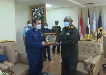 رئيس هيئة الأركان يلتقي مدير الامن والمخابرات العسكرية السعودي