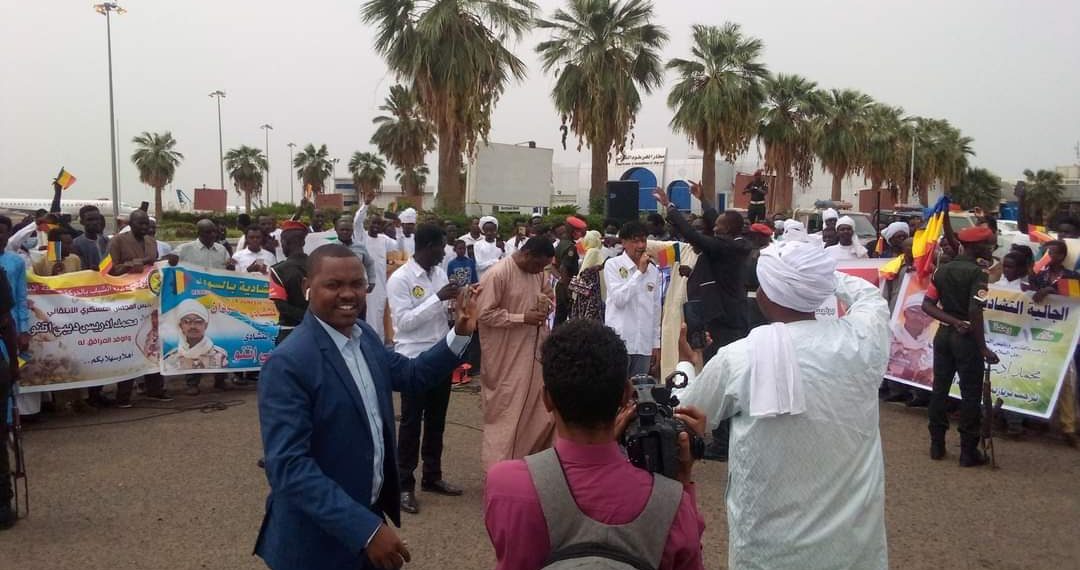 احتفالات شعبية بمطار الخرطوم الدولي لإستقبال رئيس المجلس العسكري الانتقالي التشادي الجنرال محمد ادريس ديبي إتنو