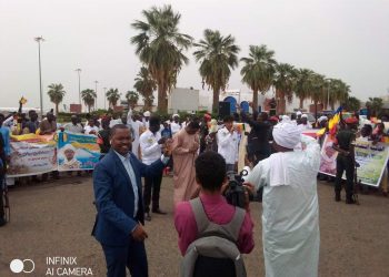 احتفالات شعبية بمطار الخرطوم الدولي لإستقبال رئيس المجلس العسكري الانتقالي التشادي الجنرال محمد ادريس ديبي إتنو