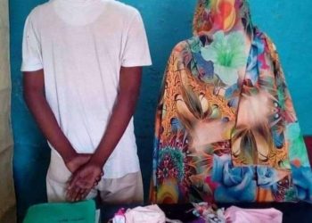 ? عاجل الآن || تمكنت المباحث المركزية بولاية القضارف من إلقاء القبض على عصابه تقودها إمراة (عشرينيه) تنشط في سرقة المحلات التجارية وسرقة ميتورات المياه من المنازل ونهب التلفونات تحت تهديد السلاح الأبيض في شوارع المدينه!