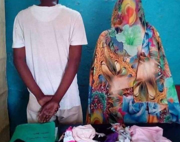 ? عاجل الآن || تمكنت المباحث المركزية بولاية القضارف من إلقاء القبض على عصابه تقودها إمراة (عشرينيه) تنشط في سرقة المحلات التجارية وسرقة ميتورات المياه من المنازل ونهب التلفونات تحت تهديد السلاح الأبيض في شوارع المدينه!