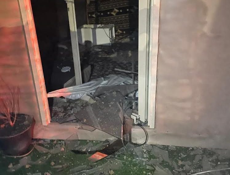 اعتراض وتدمير ثلاثة صواريخ بالستية وثلاث طائرات مسيّرة مفخخة أطلقتها المليشيا الحوثية المدعومة من إيران باتجاه المملكة وإصابة طفلين وتضرر عدد من المنازل السكني