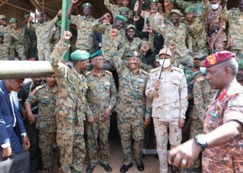 البرهان ودقلو يزورون سلاح المدرعات