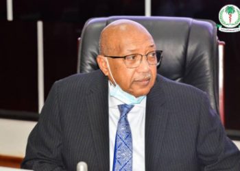 عاجل .. وزير الصحة يغادر إلى بريطانيا مستشفيا