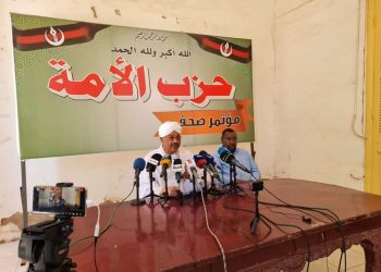 مبارك الفاضل: الدعوة للعسكر بتسليم السلطة أمر مستحيل وغير مسبوق